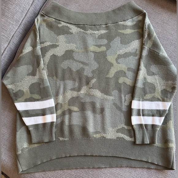 EXPRESS NWOT CAMOUFLAGE QUARTER SLEEVE COTTON BOATNECK/OFF SHOULDER SWEATER (XS) - Picture 2 of 6